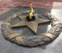 Бронзовый венок со звездой вечного огня в Грязях (518550)